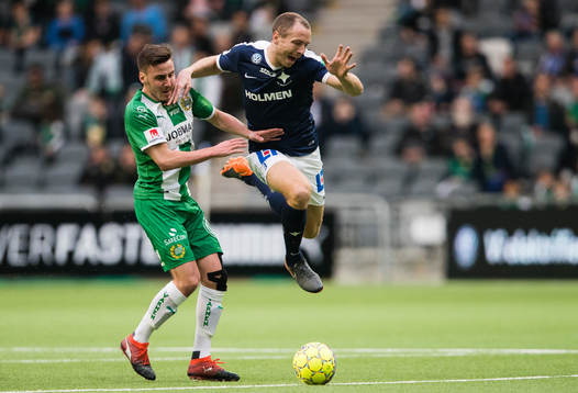 Hammarbys Jeppe Andersen i kamp om bollen med Norrköpings