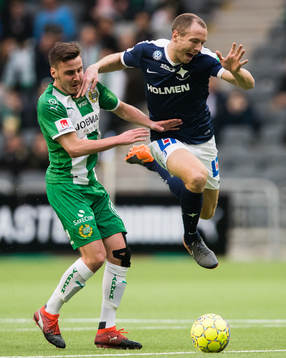 Hammarbys Jeppe Andersen i kamp om bollen med Norrköpings