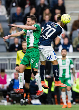 Hammarbys Jeppe Andersen i en nickduell med Norrköpings