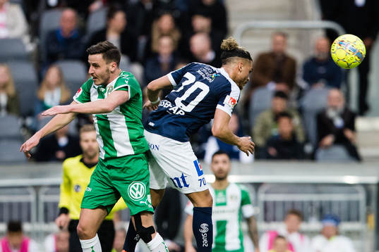 Hammarbys Jeppe Andersen i en nickduell med Norrköpings