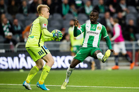 Norrköpings målvakt Isak Pettersson och Hammarbys Pa Amat