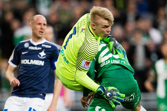 Norrköpings målvakt Isak Pettersson krockar med Hammarbys
