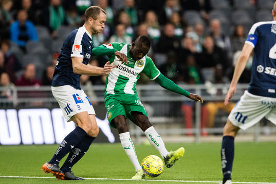 Norrköpings Jón Gudni Fjóluson i kamp om bollen med
