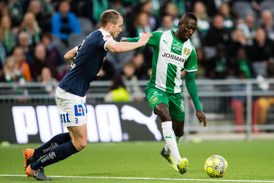 Norrköpings Jón Gudni Fjóluson i kamp om bollen med