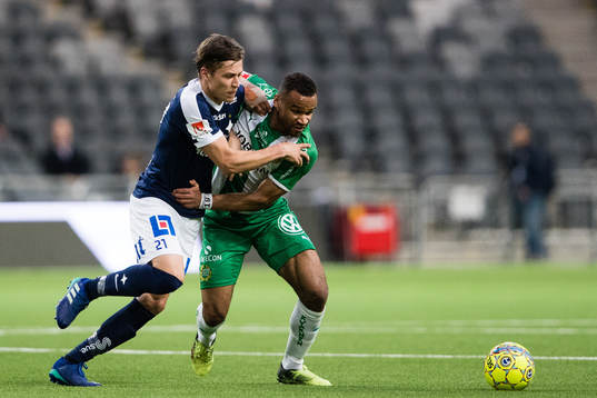 Norrköpings Simon Thern i kamp om bollen med Hammarbys