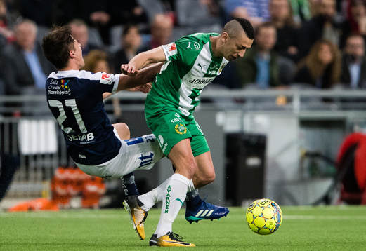 Norrköpings Simon Thern i kamp om bollen med Hammarbys