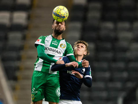 Hammarbys Imad Khalili i en nickduell med Norrköpings