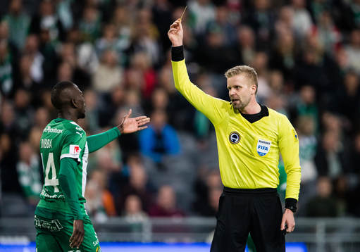 Hammarbys Pa Amat Dibba får ett gult kort av domare Glenn