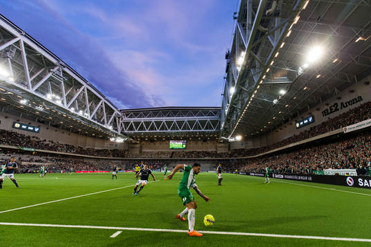 Hammarbys Jiloan Hamad räddar bollen från att gå över