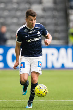 Norrköpings Simon Skrabb med bollen