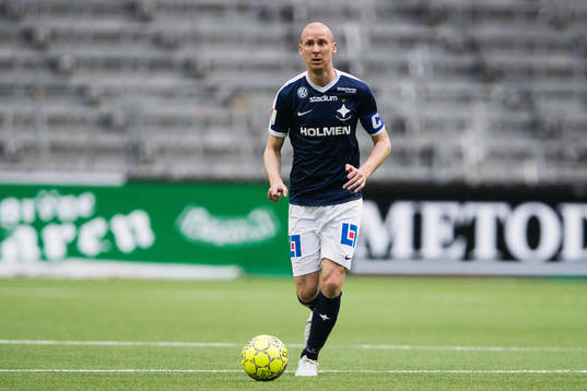 Norrköpings Andreas Johansson med bollen
