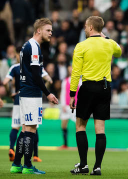 Norrköpings Kalle Holmberg talar med domare Glenn Nyberg