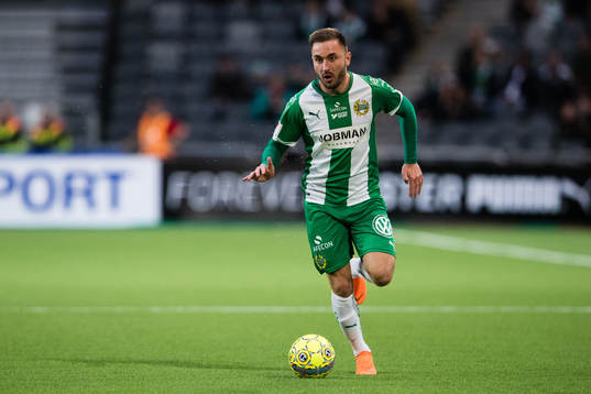Hammarbys Muamer Tankovic med bollen
