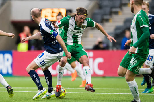 Norrköpings Andreas Johansson i kamp om bollen med