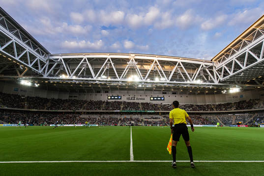 En linjedomare följer spelet på Tele2 Arena