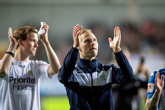 IFK Göteborgs Gustav Engvall tackar publiken