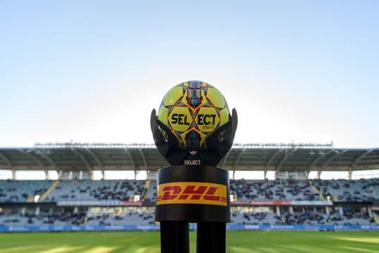 Matchbollen på en piedestal innan fotbollsmatchen i