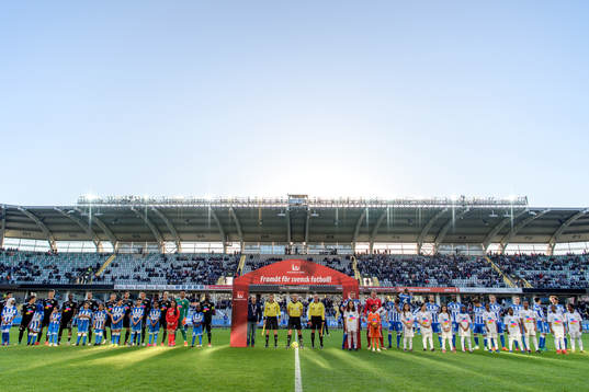 Lagen står uppställda vid lineup innan fotbollsmatchen i