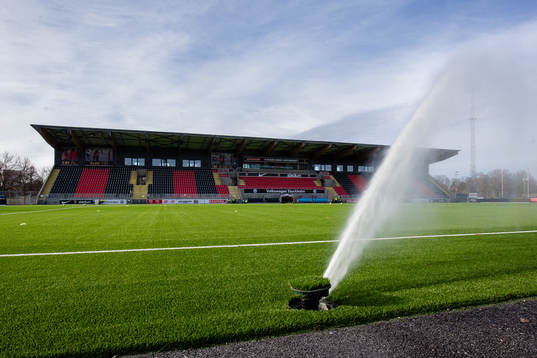 En vattenspridare på Grimsta IP innan fotbollsmatchen i