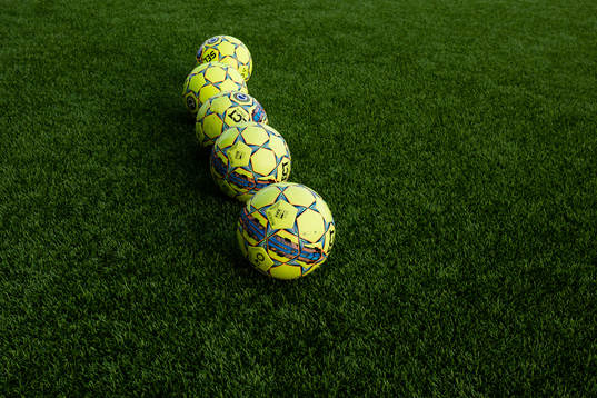 Fotbollar på konstgräset på Grimsta IP innan