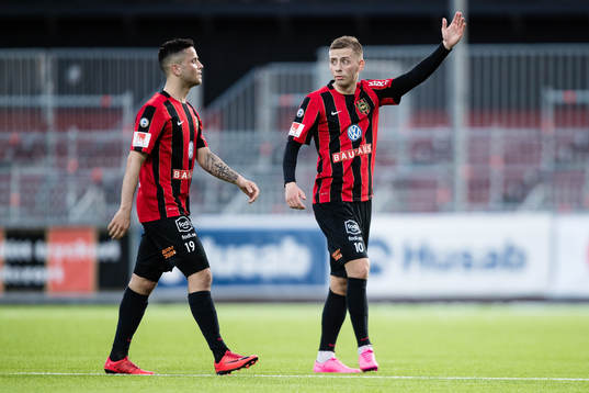 Brommapojkarnas Petar Petrovic och Eric Johana Omondi deppar