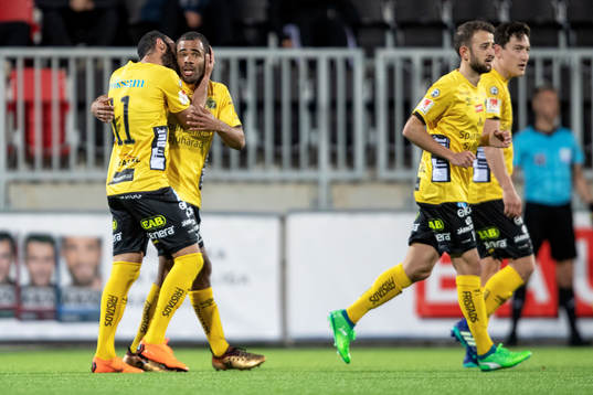 Elfsborgs Issam Jebali jublar med Alex Dyer