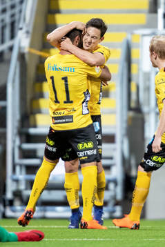 Elfsborgs Issam Jebali jublar  med Stefan Ishizaki