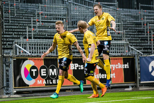 Elfsborgs Per Frick jublar med Joakim Nilsson och Simon