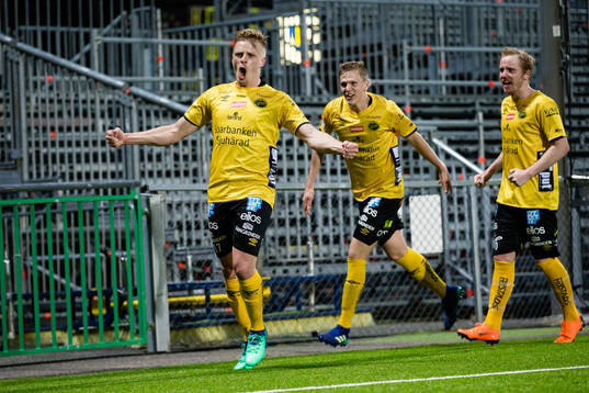 Elfsborgs Per Frick jublar med Joakim Nilsson och Simon