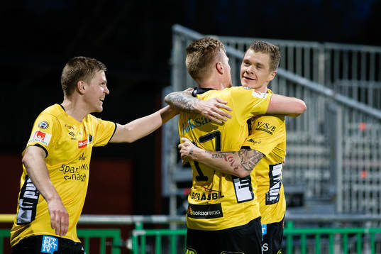 Elfsborgs Per Frick jublar med Samuel Holmén och Joakim