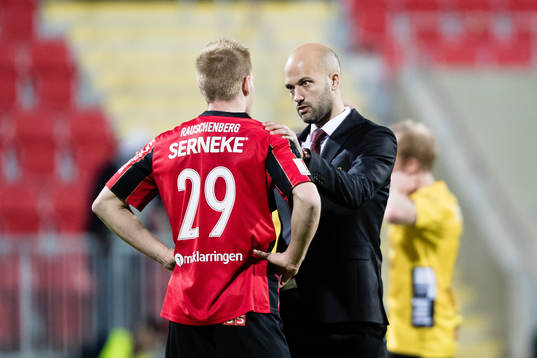 Brommapojkarnas tränare Luis Pimenta tröstar Martin