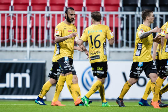 Elfsborgs Issam Jebali jublar med Robert Gojani