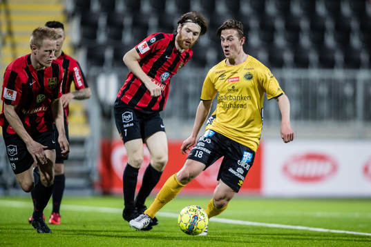 Elfsborgs Simon Olsson i kamp om bollen med Brommapojkarnas