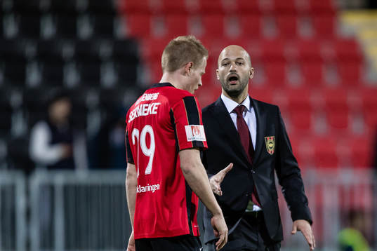 Brommapojkarnas tränare Luis Pimenta tröstar Martin