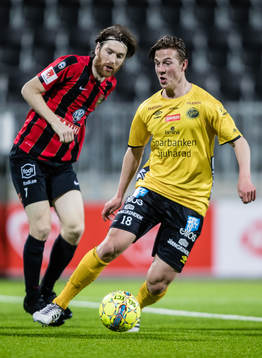 Elfsborgs Simon Olsson i kamp om bollen med Brommapojkarnas