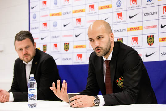 Brommapojkarnas tränare Luis Pimenta på presskonferensen