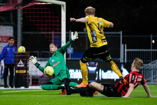 Brommapojkarnas målvakt Nikola Petric med en räddning på