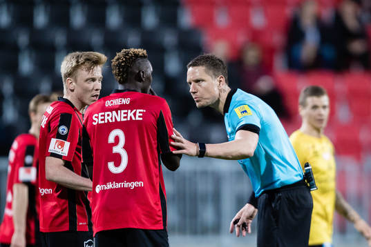 Domare Martin Strömbergsson i samtal med David Ochieng och