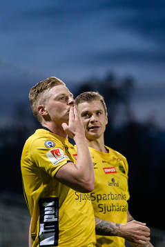 Elfsborgs Per Frick jublar med Samuel Holmén