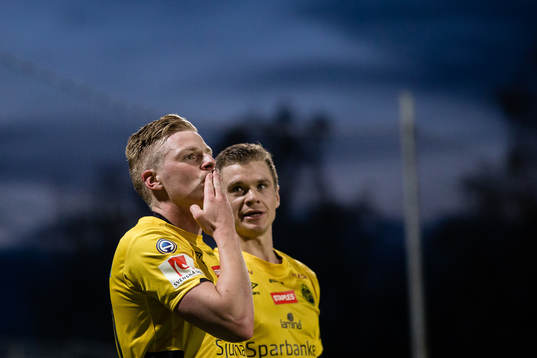 Elfsborgs Per Frick jublar med Samuel Holmén