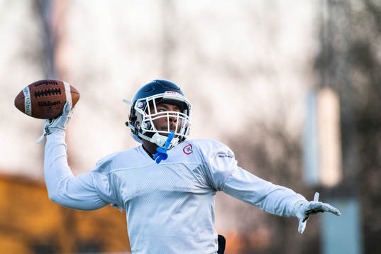 Gerard Johnson kastar bollen