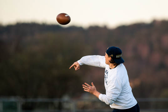 Jonathan Andersson kastar en boll