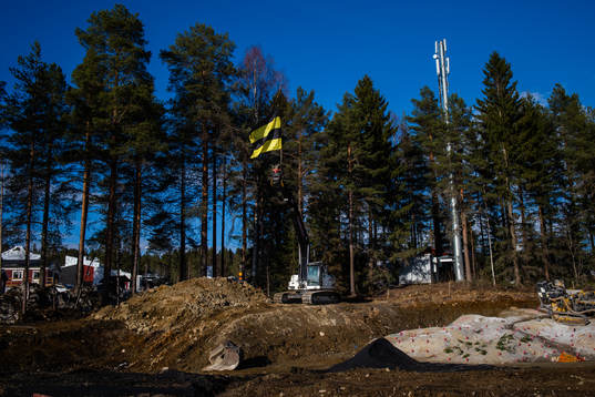 Flagga på en grävmaskin före final 2 i SM-slutspelet i