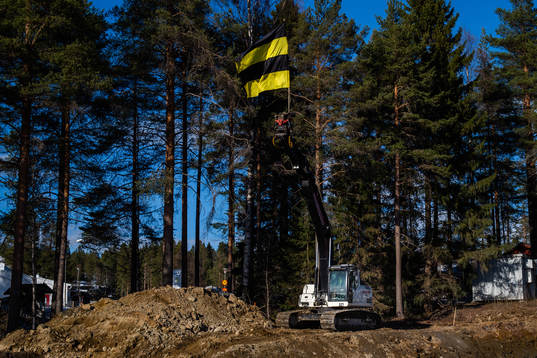 Flagga på en grävmaskin före final 2 i SM-slutspelet i