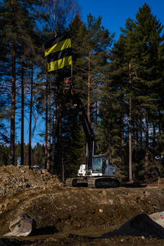 Flagga på en grävmaskin före final 2 i SM-slutspelet i