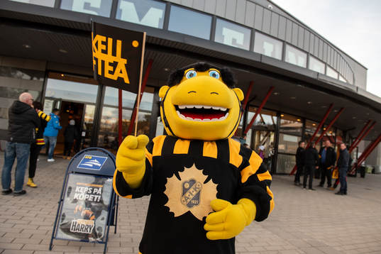 En maskot utanför Skellefteå Kraft Arena före final 2 i