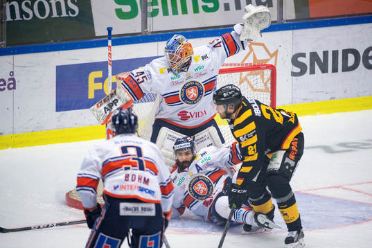 Växjös Daniel Rahimi och målvakt Viktor Andrén och
