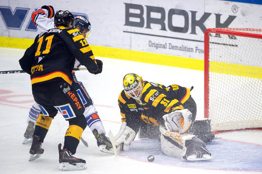 Skellefteås Henrik Hetta och målvakt Joni Ortio