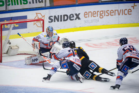 Skellefteås Henrik Hetta framför Växjös målvakt Viktor