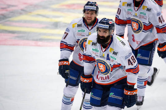 Växjös Daniel Rahimi jublar med lagkamrater